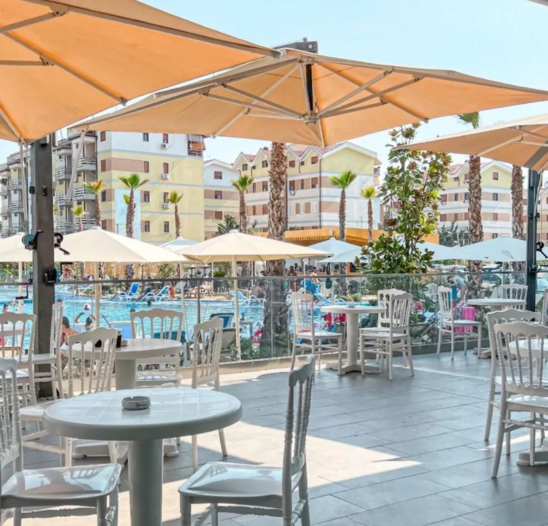 Fafa Aqua Blue Hotel Golem